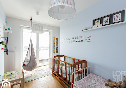 Mieszkanie Bohomolca - Średni szary niebieski pokój dziecka dla niemowlaka dla dziecka dla chłopca d ... - zdjęcie od Loftstudio