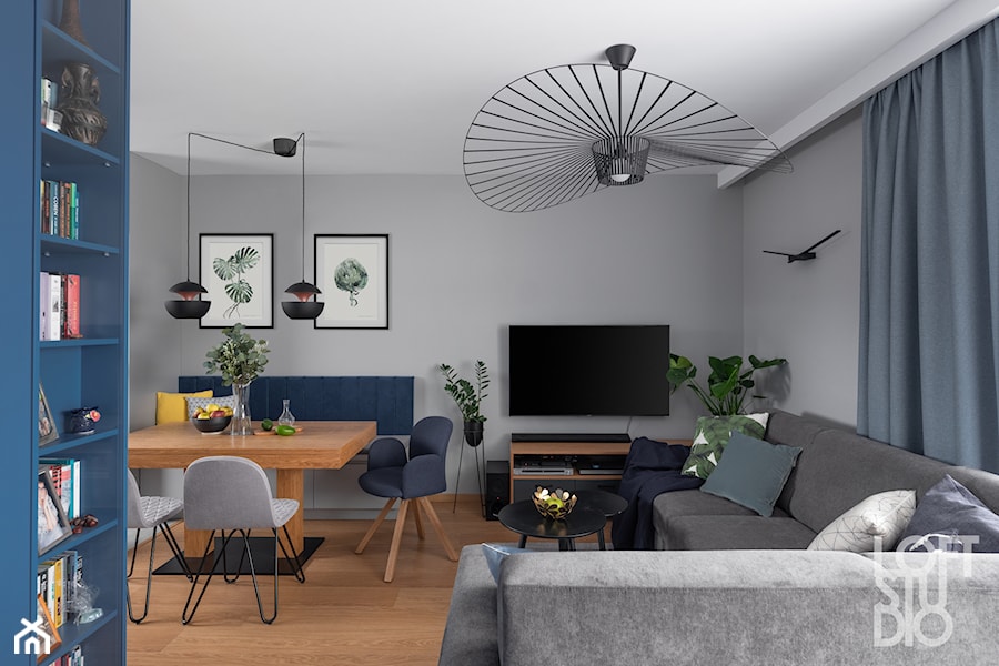 Mieszkanie z niebieskim motywem - Średni szary salon z jadalnią, styl nowoczesny - zdjęcie od Loftstudio