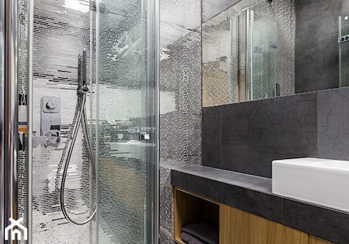Apartament na Masarskiej - Mała bez okna z lustrem z marmurową podłogą łazienka, styl nowoczesny - zdjęcie od Loftstudio
