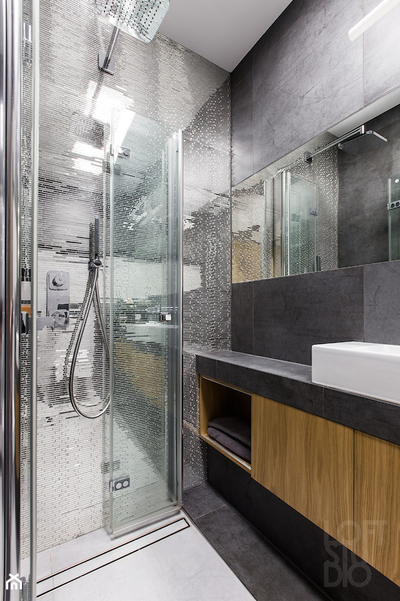 Apartament na Masarskiej - Mała bez okna z lustrem z marmurową podłogą łazienka, styl nowoczesny - zdjęcie od Loftstudio