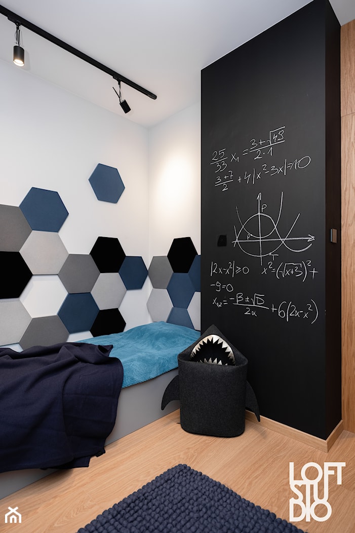 Mieszkanie z niebieskim motywem - Średni biały czarny szary niebieski z panelami tapicerowanymi pokój dziecka dla nastolatka dla chłopca, styl skandynawski - zdjęcie od Loftstudio - Homebook