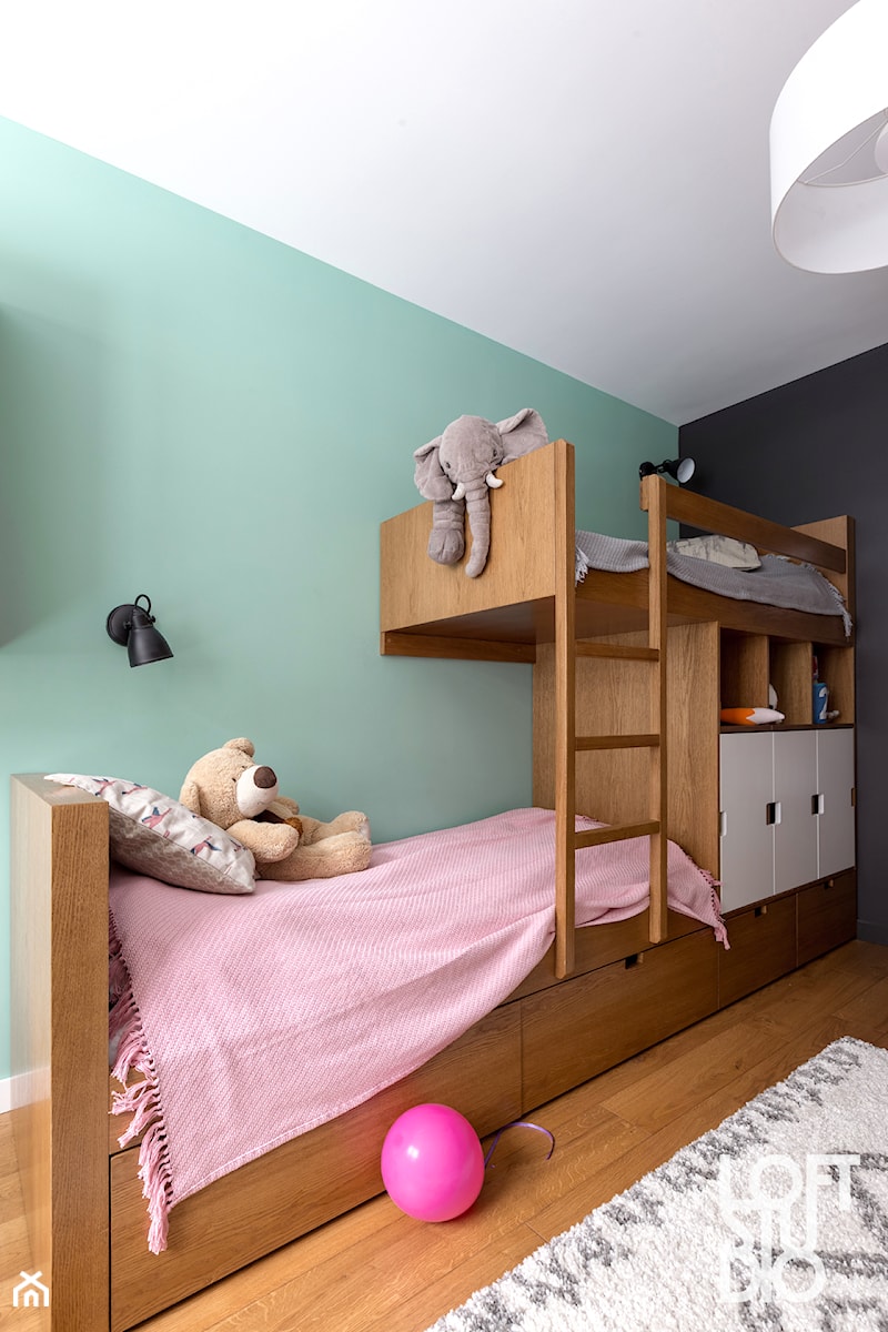 Apartament na Dworskiej - Średni czarny niebieski pokój dziecka dla dziecka dla nastolatka dla chłopca dla dziewczynki dla rodzeństwa, styl nowoczesny - zdjęcie od Loftstudio