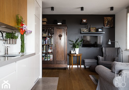 Mieszkanie Bohomolca - Średni czarny szary salon z kuchnią, styl nowoczesny - zdjęcie od Loftstudio