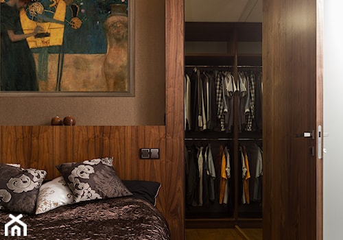 Loft Wolbrom - Mała szara sypialnia z garderobą, styl nowoczesny - zdjęcie od Loftstudio