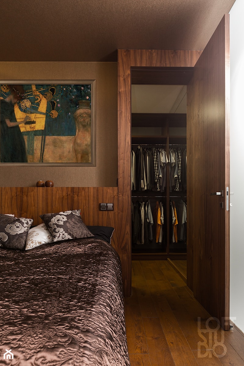 Loft Wolbrom - Mała szara sypialnia z garderobą, styl nowoczesny - zdjęcie od Loftstudio