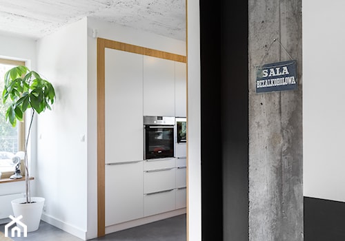 Dom z betonem II - Średnia otwarta z salonem biała z zabudowaną lodówką kuchnia jednorzędowa, styl industrialny - zdjęcie od Loftstudio