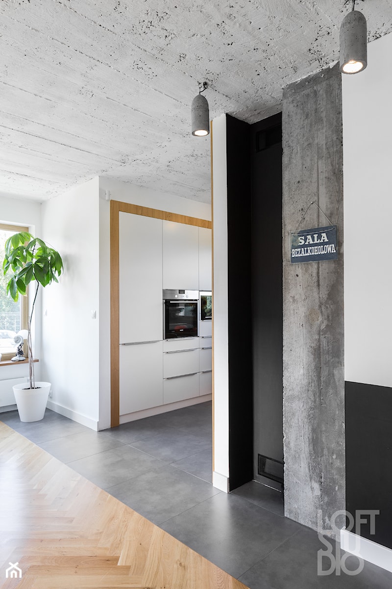 Dom z betonem II - Średnia otwarta z salonem biała z zabudowaną lodówką kuchnia jednorzędowa, styl industrialny - zdjęcie od Loftstudio