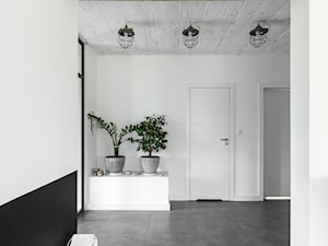 Dom z betonem II - Duży biały hol / przedpokój, styl industrialny - zdjęcie od Loftstudio