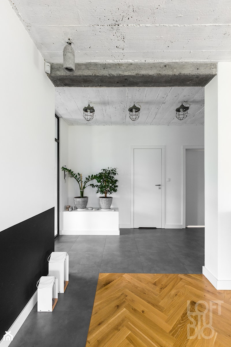 Dom z betonem II - Duży biały hol / przedpokój, styl industrialny - zdjęcie od Loftstudio