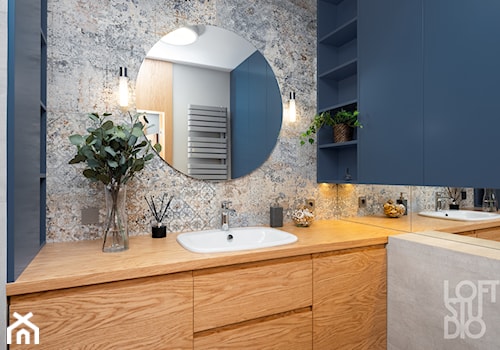 Mieszkanie z niebieskim motywem - Mała bez okna z lustrem łazienka, styl vintage - zdjęcie od Loftstudio