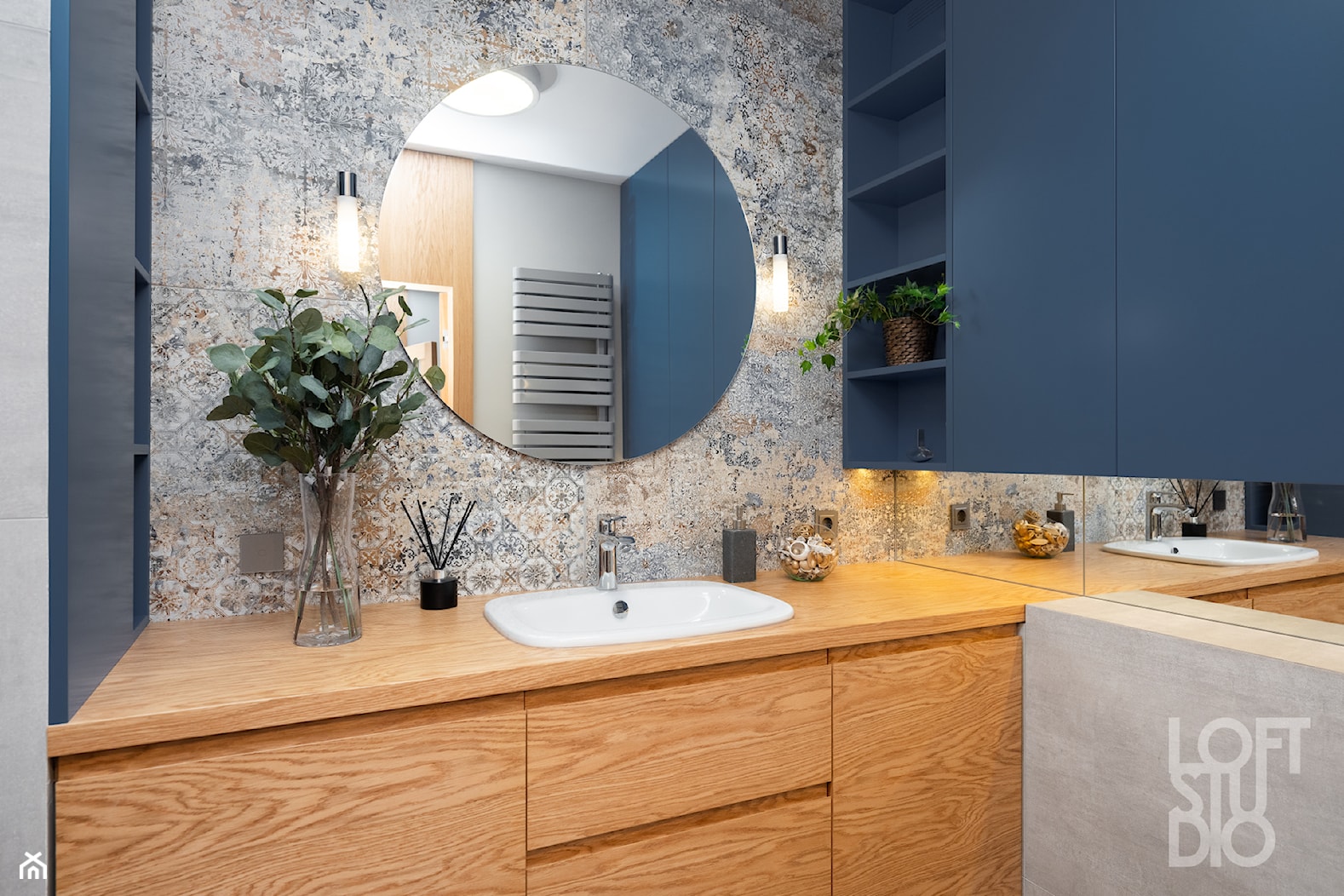 Mieszkanie z niebieskim motywem - Mała bez okna z lustrem łazienka, styl vintage - zdjęcie od Loftstudio - Homebook