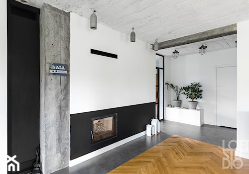 Dom z betonem II - Mały biały czarny salon, styl industrialny - zdjęcie od Loftstudio