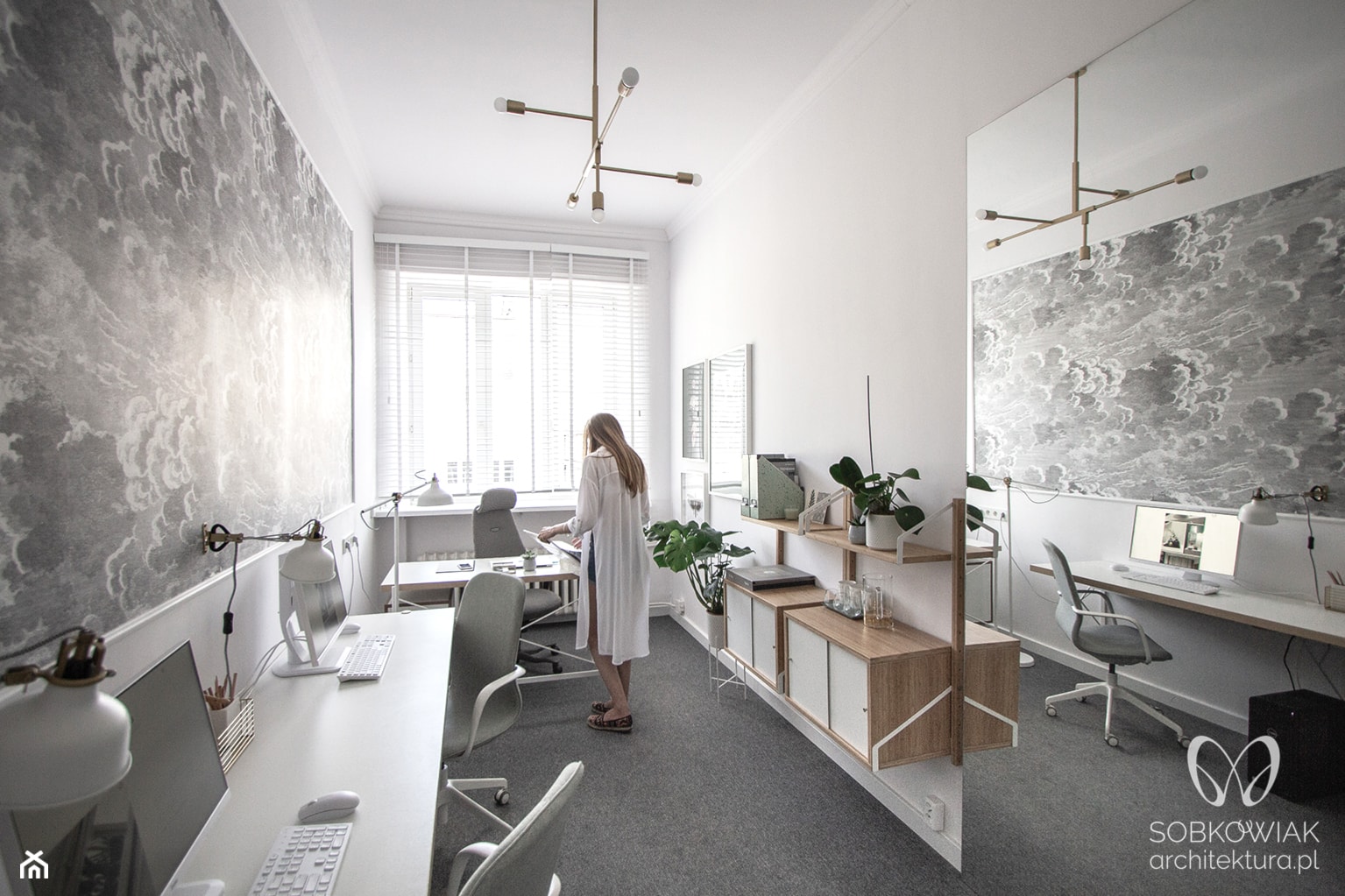 Małe biuro z dużym lustrem - zdjęcie od Sobkowiak Architektura - Homebook