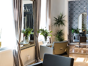 Klasyczne wnętrze salonu fryzjerskiego w warszawskiej kamienicy - Wnętrza publiczne, styl tradycyjny - zdjęcie od Sobkowiak Architektura