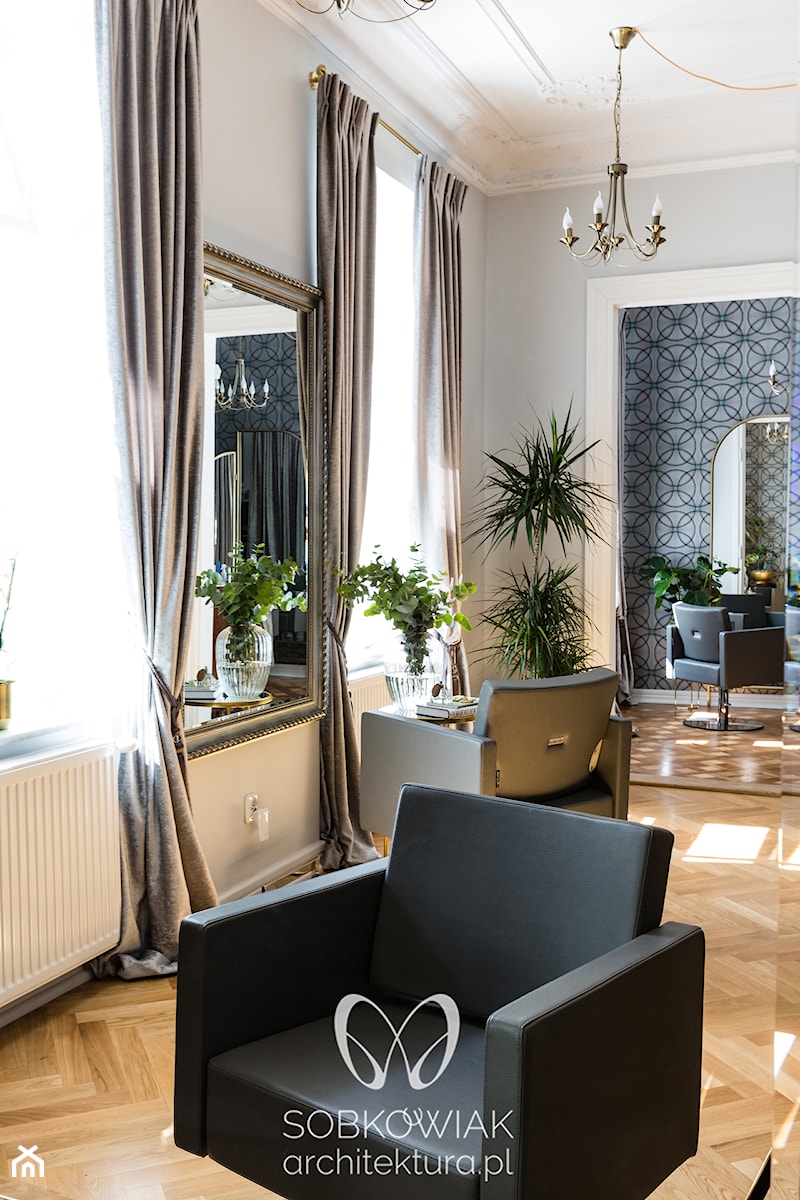 Klasyczne wnętrze salonu fryzjerskiego w warszawskiej kamienicy - Wnętrza publiczne, styl tradycyjny - zdjęcie od Sobkowiak Architektura