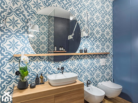 Aranżacje wnętrz - Łazienka: Niebieska łazienka z płytkami marokańskimi - Sobkowiak Architektura . Przeglądaj, dodawaj i zapisuj najlepsze zdjęcia, pomysły i inspiracje designerskie. W bazie mamy już prawie milion fotografii!