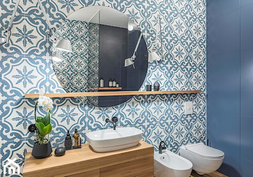 Niebieska łazienka z płytkami marokańskimi - zdjęcie od Sobkowiak Architektura