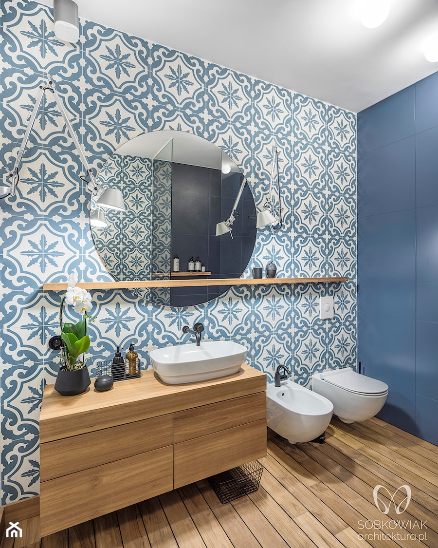 Niebieska łazienka z płytkami marokańskimi - zdjęcie od Sobkowiak Architektura