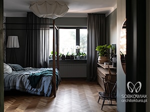 W chmurach - Średnia czarna z biurkiem sypialnia, styl nowoczesny - zdjęcie od Sobkowiak Architektura