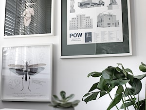 Małe biuro na Warszawskiem Powiślu, plakaty w biurze - zdjęcie od Sobkowiak Architektura