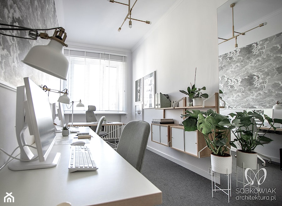 Małe biuro i meble podwieszone na ścianach - zdjęcie od Sobkowiak Architektura