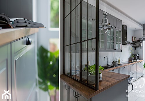 Klasyczna kuchnia oddzielona ścinką z metalu i szkła - zdjęcie od Sobkowiak Architektura