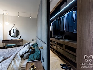 garderoba z ścianą sypialni - zdjęcie od Sobkowiak Architektura