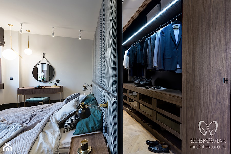 garderoba z ścianą sypialni - zdjęcie od Sobkowiak Architektura