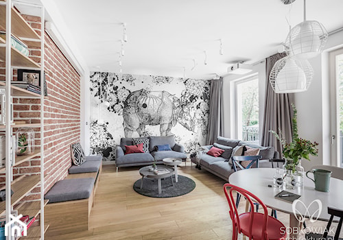 Skandynawski salon z ceglaną ścianą - zdjęcie od Sobkowiak Architektura