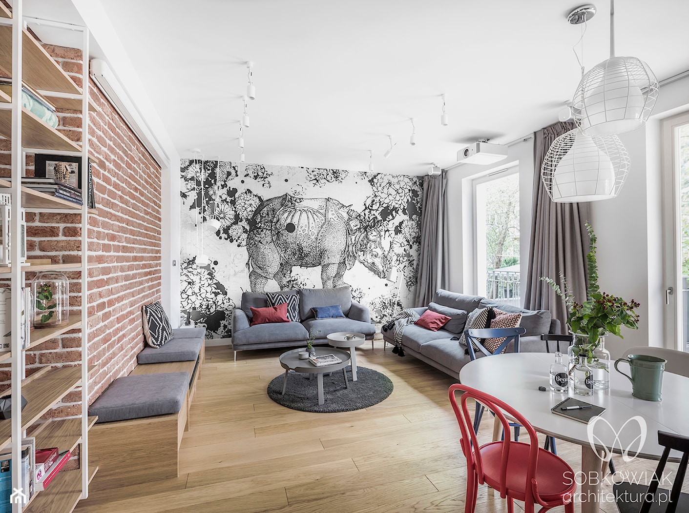 Skandynawski salon z ceglaną ścianą - zdjęcie od Sobkowiak Architektura - Homebook