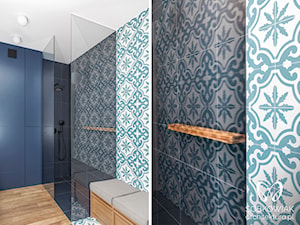 Nowoczesna kolorowa łazienka w morskich odcieniach - zdjęcie od Sobkowiak Architektura
