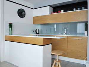 Małe kolorowe mieszkanie w centrum - Kuchnia, styl nowoczesny - zdjęcie od ALMINAS WNĘTRZA
