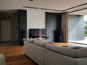 Spokój minimalizmu - Duży szary salon, styl minimalistyczny - zdjęcie od ALMINAS WNĘTRZA