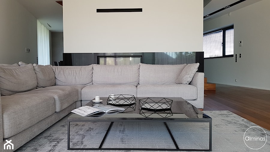 Spokój minimalizmu - Średni szary salon, styl minimalistyczny - zdjęcie od ALMINAS WNĘTRZA