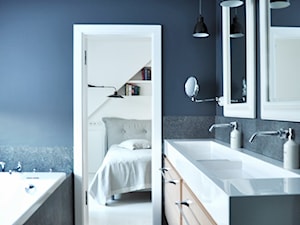 Dom w stylu skandynawskim - Średnia bez okna z lustrem z dwoma umywalkami z marmurową podłogą łazienka, styl skandynawski - zdjęcie od ALMINAS WNĘTRZA