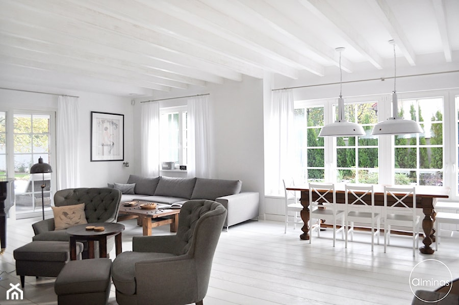 Dom w stylu skandynawskim - Duży biały salon z jadalnią z tarasem / balkonem, styl skandynawski - zdjęcie od ALMINAS WNĘTRZA