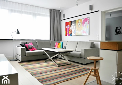 Małe kolorowe mieszkanie w centrum - Średni szary salon z kuchnią, styl nowoczesny - zdjęcie od ALMINAS WNĘTRZA