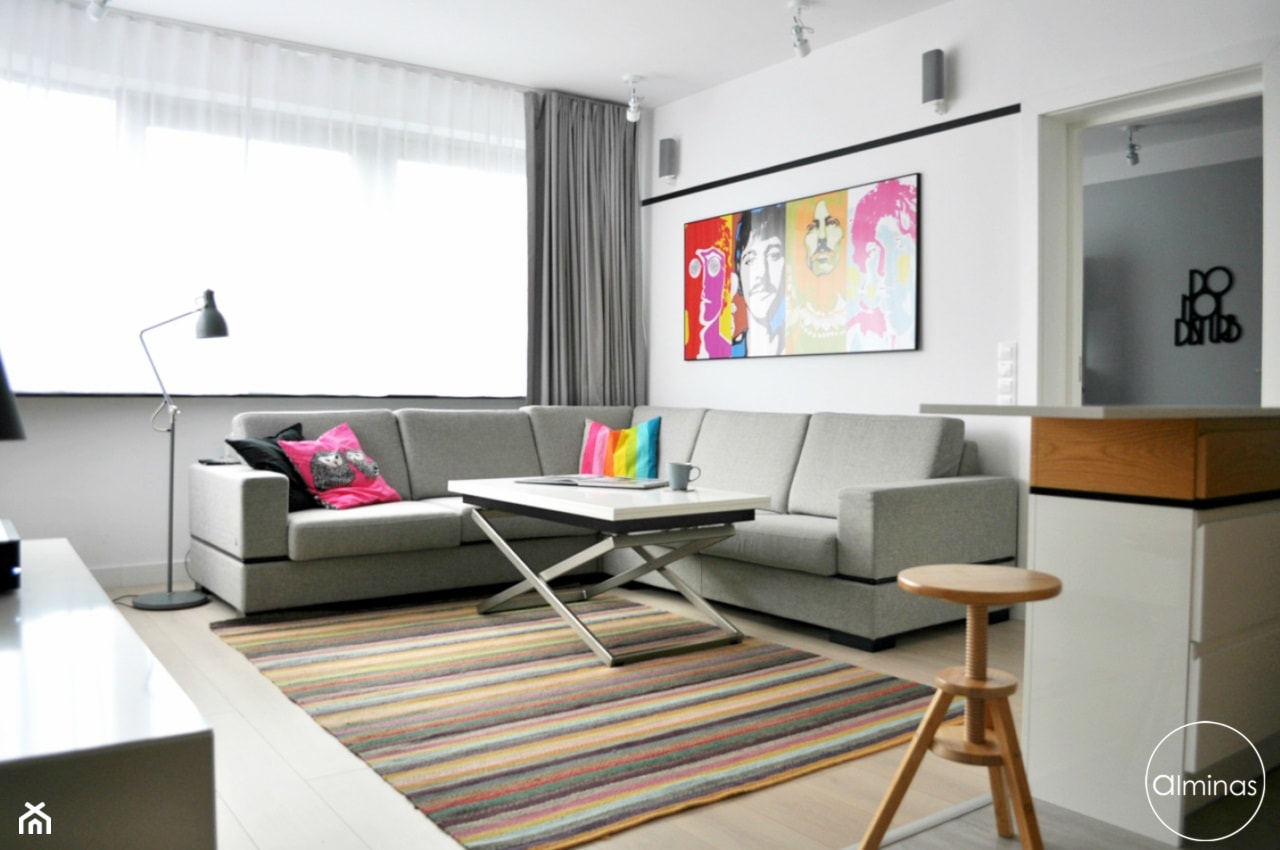 Małe kolorowe mieszkanie w centrum - Średni szary salon z kuchnią, styl nowoczesny - zdjęcie od ALMINAS WNĘTRZA - Homebook