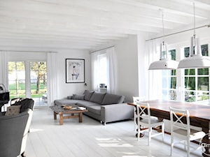 Dom w stylu skandynawskim - Duży biały salon z jadalnią, styl skandynawski - zdjęcie od ALMINAS WNĘTRZA