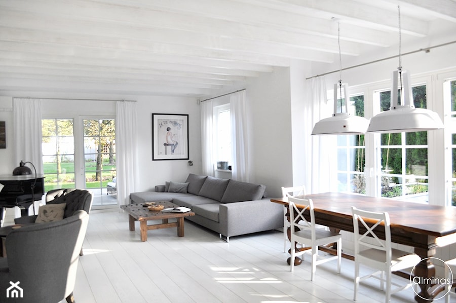 Dom w stylu skandynawskim - Duży biały salon z jadalnią, styl skandynawski - zdjęcie od ALMINAS WNĘTRZA