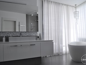 Spokój minimalizmu - Średnia z lustrem z punktowym oświetleniem łazienka z oknem, styl minimalistyczny - zdjęcie od ALMINAS WNĘTRZA