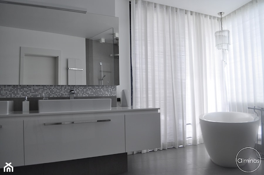 Spokój minimalizmu - Średnia z lustrem z punktowym oświetleniem łazienka z oknem, styl minimalistyczny - zdjęcie od ALMINAS WNĘTRZA