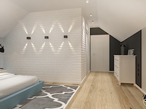 Przebudowa 10 letniego domu - Średnia czarna szara sypialnia na poddaszu, styl skandynawski - zdjęcie od ALMINAS WNĘTRZA