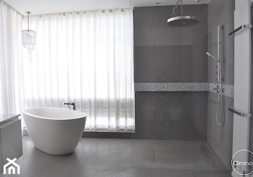 Spokój minimalizmu - Średnia z punktowym oświetleniem łazienka z oknem, styl minimalistyczny - zdjęcie od ALMINAS WNĘTRZA