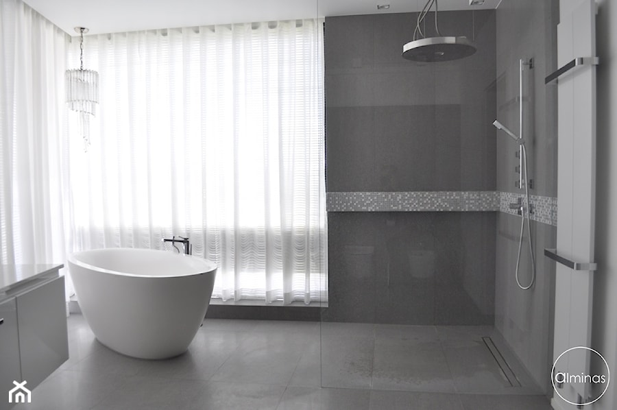 Spokój minimalizmu - Średnia z punktowym oświetleniem łazienka z oknem, styl minimalistyczny - zdjęcie od ALMINAS WNĘTRZA