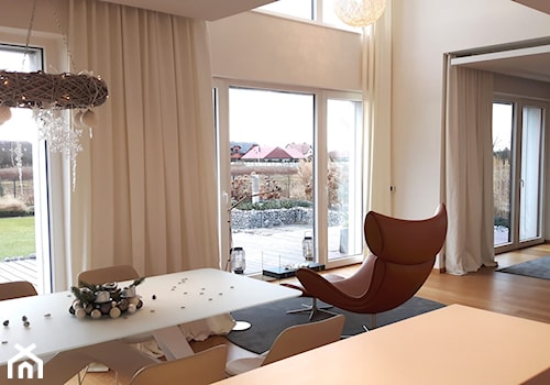 Radość i witalność ciepłych kolorów - Duża biała szara jadalnia w salonie, styl nowoczesny - zdjęcie od ALMINAS WNĘTRZA