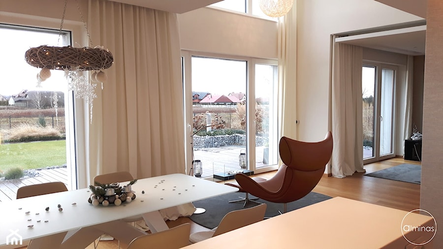 Radość i witalność ciepłych kolorów - Duża biała szara jadalnia w salonie, styl nowoczesny - zdjęcie od ALMINAS WNĘTRZA