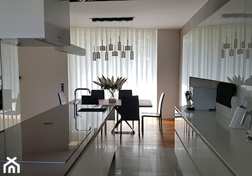 Spokój minimalizmu - Średnia otwarta z salonem beżowa biała z zabudowaną lodówką z podblatowym zlewozmywakiem kuchnia dwurzędowa z oknem, styl minimalistyczny - zdjęcie od ALMINAS WNĘTRZA