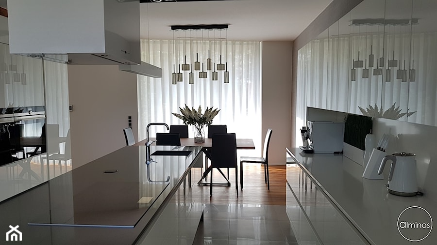 Spokój minimalizmu - Średnia otwarta z salonem beżowa biała z zabudowaną lodówką z podblatowym zlewozmywakiem kuchnia dwurzędowa z oknem, styl minimalistyczny - zdjęcie od ALMINAS WNĘTRZA