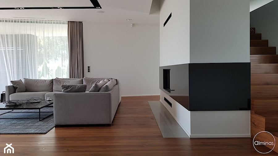 Spokój minimalizmu - Średni biały czarny salon, styl minimalistyczny - zdjęcie od ALMINAS WNĘTRZA